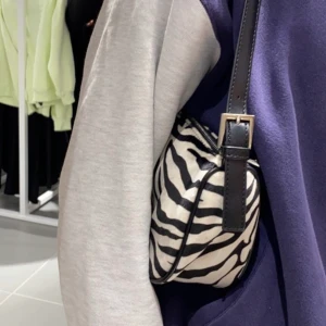 Zebra Axel väska - Säljer denna såå efterfrågade zebra axelväskan. Helt nyskick aldrig använd! Supersnygg verkligen (slutsåld). Tar endast emot bud över 300kr så buda i kommentarerna!! BUD: 500kr