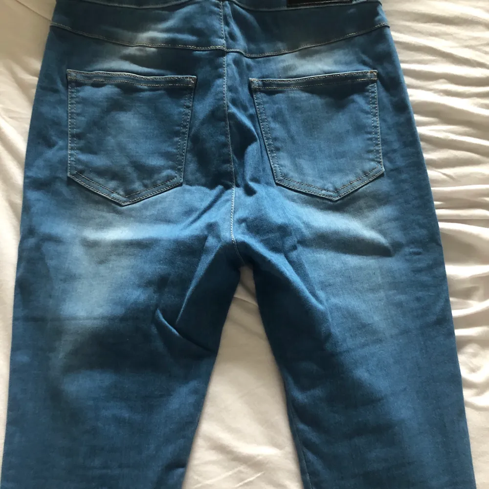 Säljer mina Fitjeans pga de är för små för mig, det är storlek m och dom är endast testade aldrig använda. Köpta för 1200 säljer dom för 500. Jeans & Byxor.