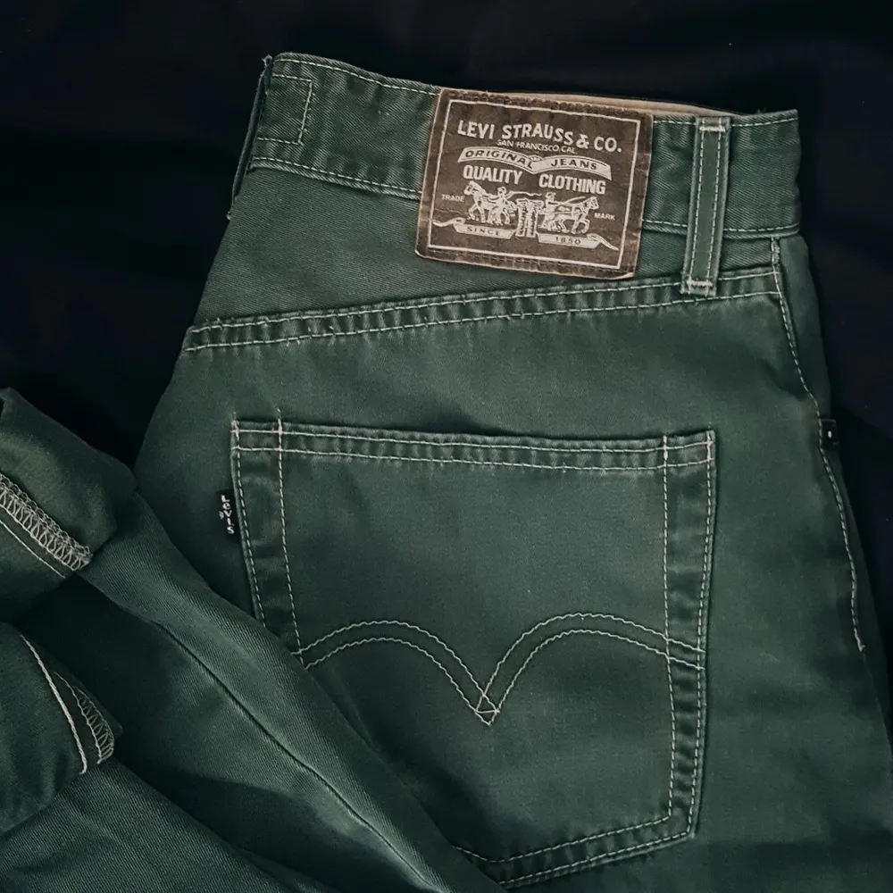 Ett par asballa gröna vintage Levi's i mom jeans-modell och kontrasterande vita sömmar! Finare färg irl. Jeans & Byxor.