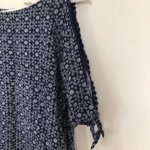 Blommig blå tröja  - Knappt använd tröja, storlek XS/S 