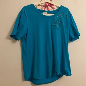 Blå tröja  - Frakt: 66kr, hör av dig för intresse eller eventuella frågor💞💞
