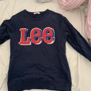 Lee crewneck - LEE crewneck, lite solblekt men tycker det gör tröjan lite snyggare