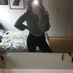 Off-shoulder blus i blågrönt material - En snygg off -shoulderblus från H&M i storlek S. Använd 2-3 gånger så är som ny. 