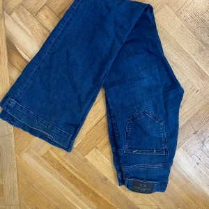 Boot cut High waisted - Säljer mina boot cut jeans som är mycket väl använda från Lindex. Säljer dessa eftersom jag har ingen användningen för den nu. Storlek 34 för 50kr och köparen står för frakt 💕