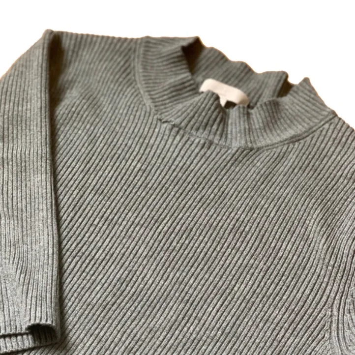 Söt grå turtleneck från H&M och priset inkluderar frakten. Färgen syns bäst på första bilden.. Neuletakit & Villapaidat.