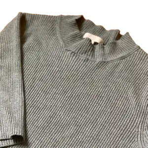 Söt grå turtleneck från H&M och priset inkluderar frakten. Färgen syns bäst på första bilden.