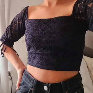 Topp från ZARA - Topp från ZARA i storlek S. Skulle dock säga den är mer av en XS. Fint skick då den är knappt använd. Köparen står för frakten.