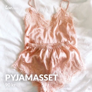 Pyjamasset - Fint pyjamasset i siden från Boohoo, storlek 34!  Frakt på 22kr tillkommer 📦