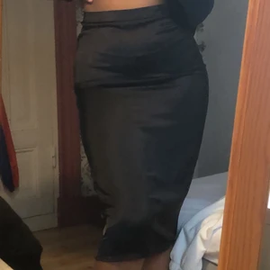 Svart satin kjol - Säljer denna svarta långa satin kjol ifrån Kappahl! Den är hur härlig som helst 😍✨ storlek 34 men passar mig med 38 (fast med lite smalare midja) pris: 70kr + frakt 💕