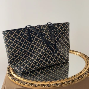 By Malene Birger - En väska från By malene Birger som e fint skick nytt pris-2300kr mitt pris-850 inklusive frakten 