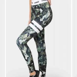 Stronges tights, kamouflage  - Jag säljer ett par gröna, kamouflage tights från stronger. Tightsen är i bra skick, men har ett stygn på rumpan då jag har sytt igen ett hål (stygnet syns knappt). Tightsen kostar 799 nya