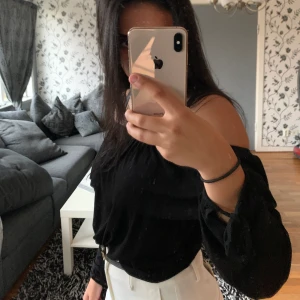 Off shoulder blus - Ur snygg off shoulder blus från primark i Holland. Använt sparsamt. Ny pris: 250kr. 