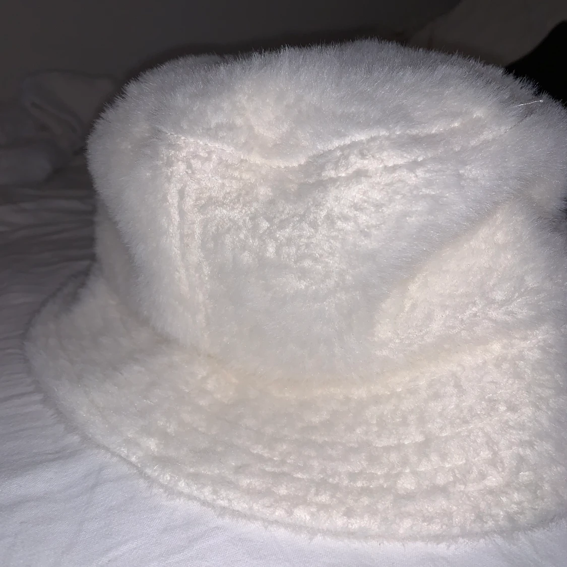 Fluffig bucket-hatt från Asos! - 90