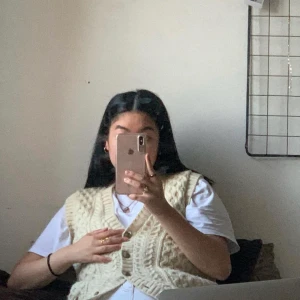 STICKAD VÄST  - stickad väst som jag köpte på beyond retro. Säljer pga den aldrig kommer till användning. Frakt ingår ej 🦋