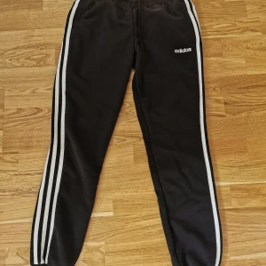 Adidas mjukisbyxor strl S - Svarta Adidas mjukisbyxor strl S, säljer pga fel storlek. 100kr +frakt