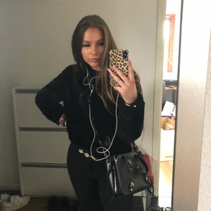 svart pälsjacka - från vero moda, storlek S, nyskick. pris kan diskuteras, frakt ingår ej o den ligger på ca 70 kr💜