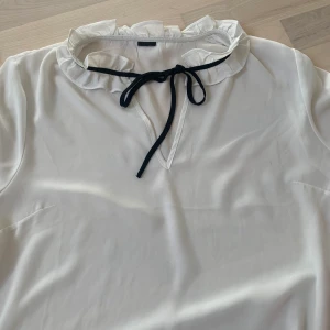 Classy skjorta  - Super fin, clean skjorta med ett fint svart band vid halsen som piffar upp hela skjortan lite extra 