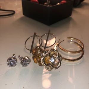 Örhängen - Örhängen. Alla för 50 kr + frakt (11kr) eller ett par för 15kr😊