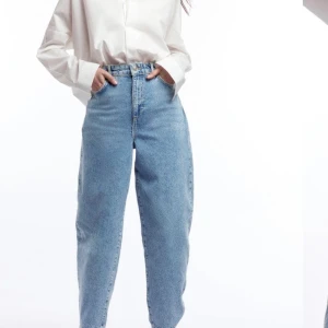 Gina mom jeans  - Har bara använt ett par gånger super snygga men kommer int till användning orginal pris 549