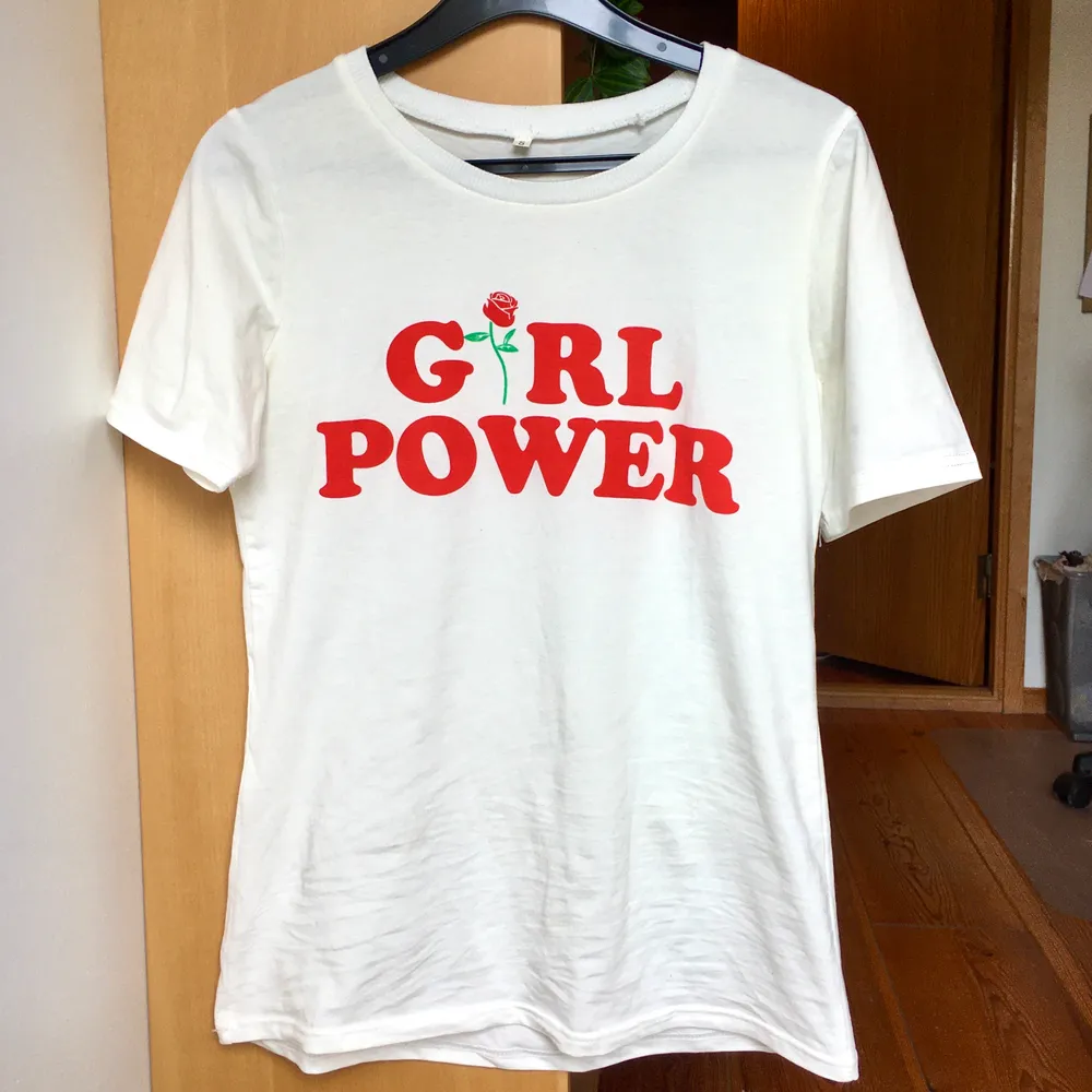 Superfin t-shirt med tryck ”Girl Power”, köpt online men knappt använd. Bekvämt och stretchigt tyg. Frakt ingår i priset! 🌹. Toppar.