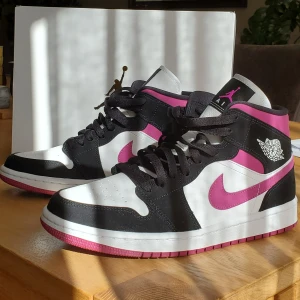 Air Jordan 1 Mid - Helt nya Air Jordans i färgen "Cactus". Budgivning från 1500 eller köp direkt för 2000 ink. Frakt. Orginalkartong medföljer. Står storlek 40.5 men är mer som en 39.5/40.40.ENDAST SERIÖSA BUD TACK <3 BUDA INTE OM DU INTE TÄNKER KÖPA FÖR DET PRISET DU BUDAR 