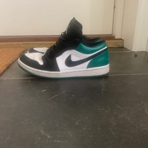 Jordan 1 low green 41 - Hej, säljer dessa Jordan 1 low i grönt i storlek 41/us.                            Skorna är i bra skick.                                                                 