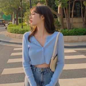 Blå topp - En blå söt topp med knappar jag aldrig använt, därför säljer jag den! Frakt ingår inte, ni får gärna buda i kommentarerna💕💕 