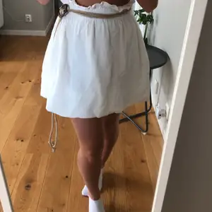 Supersöt vit kjol  från Zara! Säljer för 150kr (det går att ta av bältet om man inte gillar det, köpare står för frakt)<3