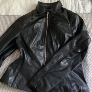 Skinnjacka från Asos figursydd - Cool jacka i skinnimitation från Asos, figursydd. Storlek 38. Nyskick!