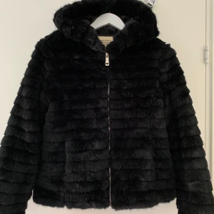 Pälsjacka - En jättefin svart pälsjacka som tyvärr inte har blivit för liten för mig🖤🥺 Den har en jättestor och mysig luva samt så är jackan väldigt varm och skön på vintern! Frakt ingår inte