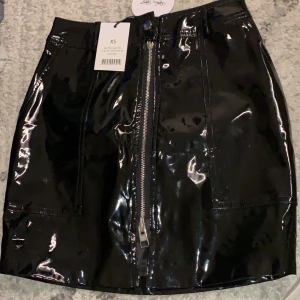 Lack kjol XS - Lack kjol i storlek XS. Köpt för 499kr säljer för 120kr. Helt oanvänd