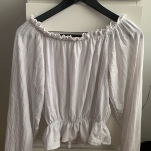 Off shoulder top - Vit off shoulder top från H&M, använd fåtal gånger, mjukt material och bra skick. Stor i storleken, jag är normalt en S och den sitter lika bra på mig som en xs, materialet är väldigt stretchigt