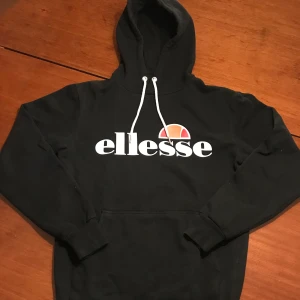 ElLesse hoodie - Ellesse hoodie i superbra skick, size S. 