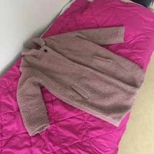 Rosa jacka fluffy - en fluffy jacka