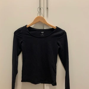Lager 157  - En fin långärmad tröja som sitter tajt , helt svart 