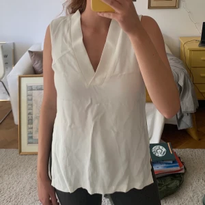 Blus- Gina Tricot (Exclusive Collection) - Aldrig använd! Finare efter en strykning. Nypris runt 500.