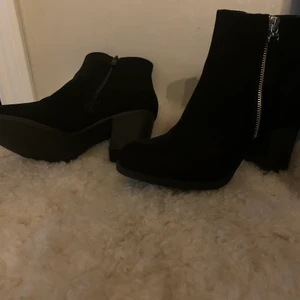 2 par Stövletter  - Två par stl 37 o 38, använda en gång, 200 kr styck o finns i Linköping 