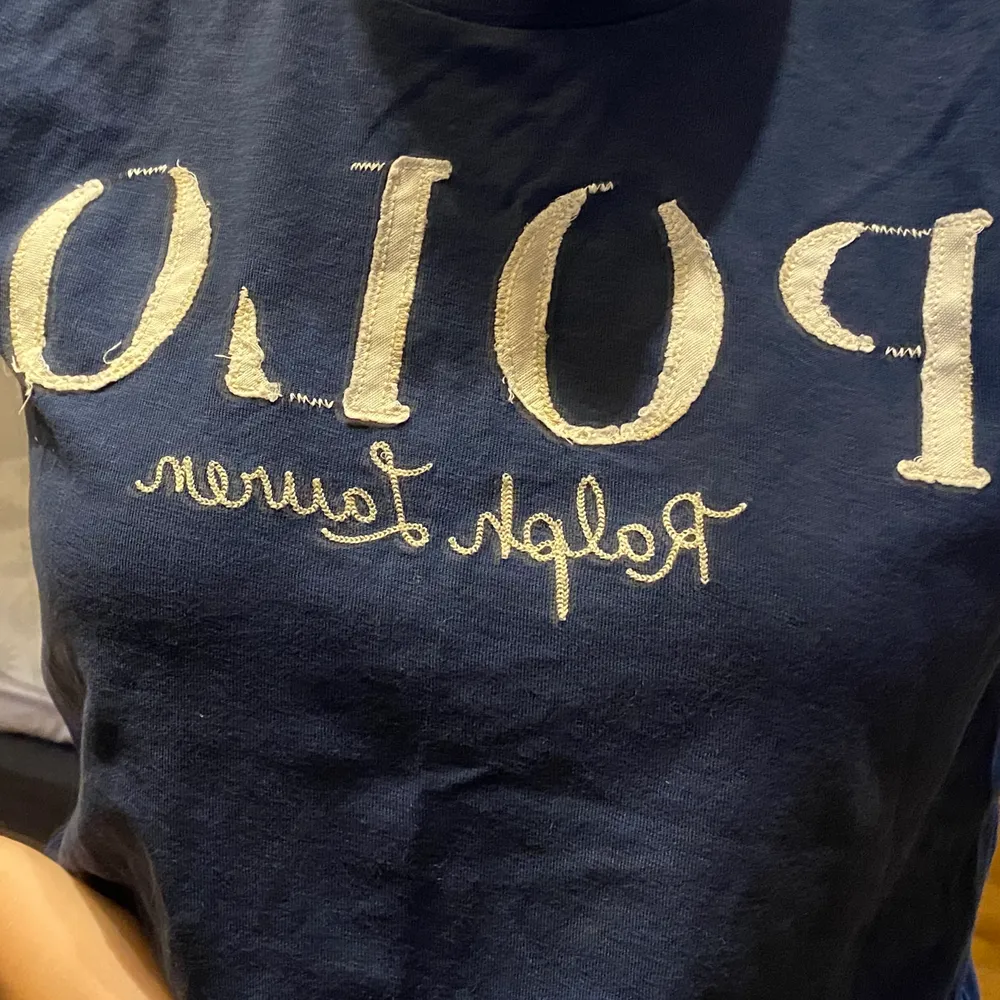 Säljer min fina POLO Ralph Lauren t-shirt i storlek S. Hör av er om ni är intresserade💕. T-shirts.