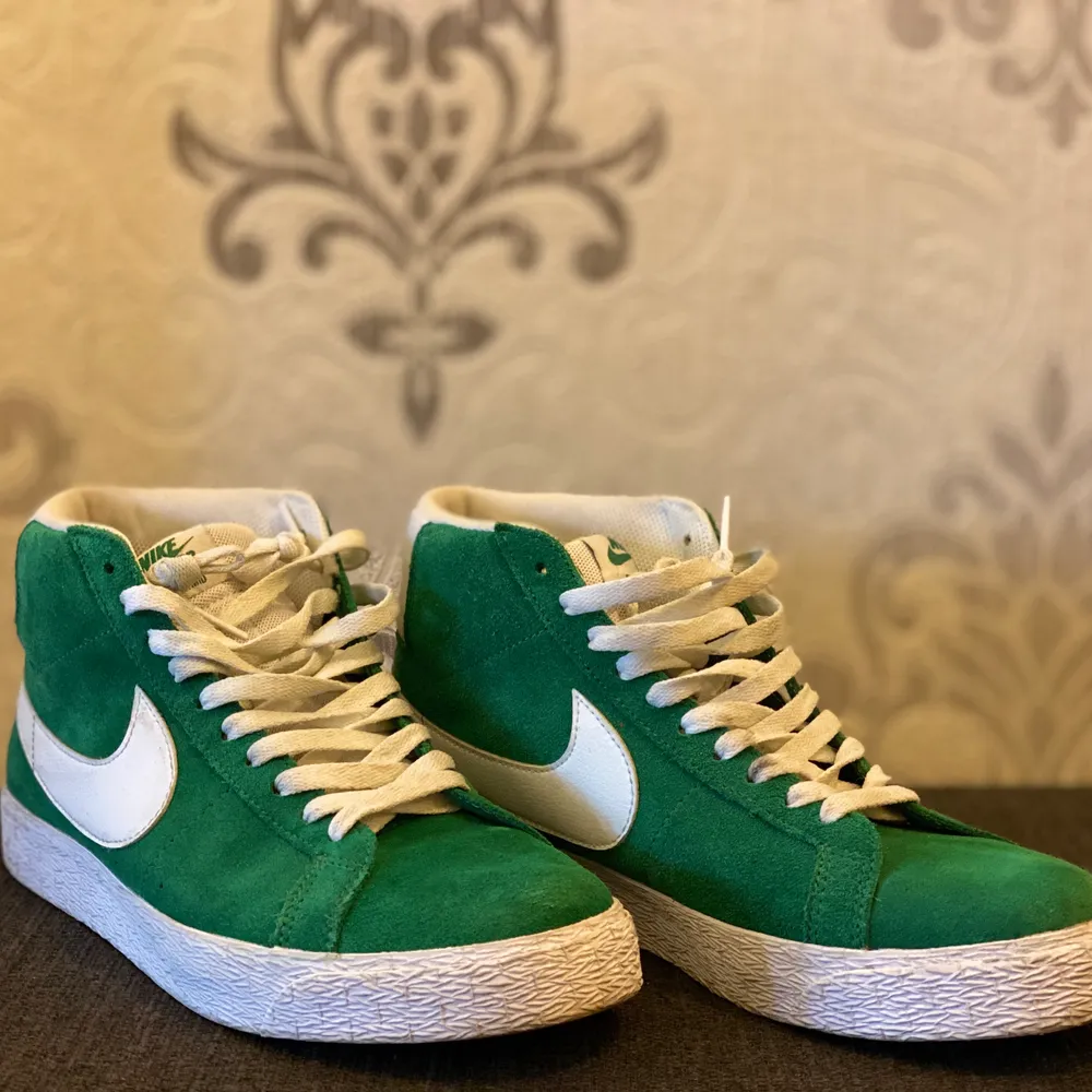 Gröna Nike basket modell sneakers. Använda men i väldigt fint skick. Köpare står för frakten.. Skor.