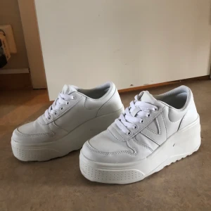 Vita skor storlek 37 - Endast använda två gånger 