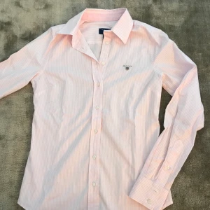 Randig Gant skjorta - Fin rosa vit randig skjorta från Gant i storlek 32. Nästintill helt oanvänd så i fint skick
