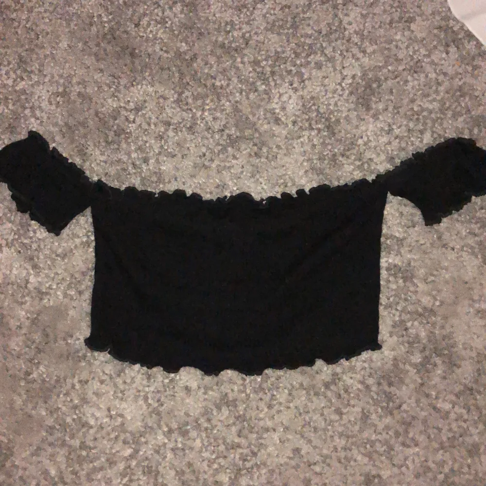 Svart off shoulder cropped top från Fasion Nova, aldrig använd prislapp kvar. Storlek S. Frakt kommer på 63kr. Toppar.