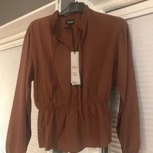 Vinröd oanvänd top storlek 36 - Oanvänd top från bubbelroom i storlek 36. Hängt i garderoben i några månader och den har blivit liten i storleken. Prislapp finns kvar. Köpte den för 299 kr men säljer den för 100kr