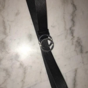 Skärp/bälte med två ringar - Fint skärp, använd några få tillfällen! 85 cm, skulle säga att det passar S/M. Möts upp i stockhom och fraktar! Står ej för fraktkostnader💞