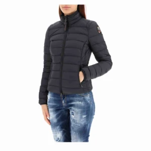  - Säljer min jätte fina Parajumperjacka, bra skick  Köpt för 3600kr Säljes för 1100 Pris kan diskuteras vid snabb affär Perfekt jacka nu till hösten 