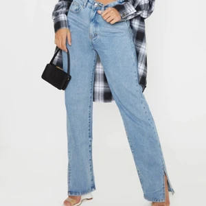 Skitsnygga jeans med slits - Köpte från prettylittlething 💓 använda jätte få gånger. Super sköna och snygga ofc. Frakt tillkommer, pris kan diskuteras. Om många är instresserade så buda i kommentarerna. Budgivningen är slut på onsdag. 