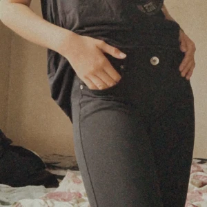 Svarta jeans - Jätte sköna svarta ”jeans” i skönt material (inte jeans material)! Använd men syns inte över huvud taget. Inga anmärkningar och den har stretch. Köptes för 300. Köparen står för frakten.