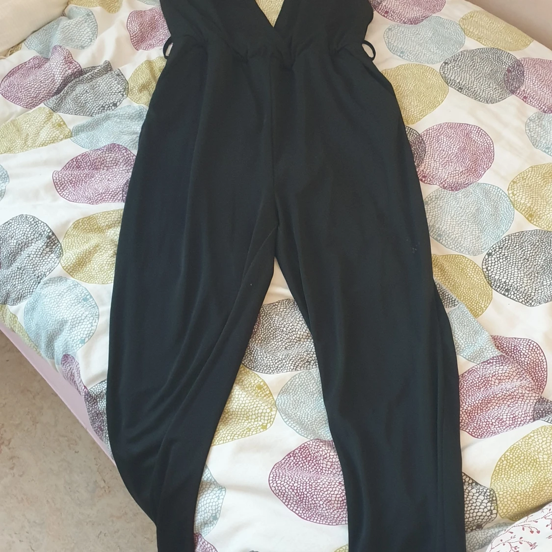 Svart byxdress med öppen rygg