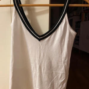 Snyggt linne från new yorker - Detta linne är tyvärr för stort för mig så det är aldrig använt, men mycket snyggt! Det är vitt, ej genomskinligt, med ett skönt tyg och svarta detaljer!