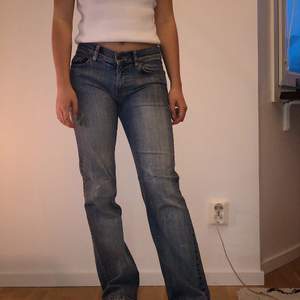 Straight/bootcut jeans med coola detaljer på bakficka. Märkta med strl 28 men är mindre i storleken, skulle säga att de är strl 25.